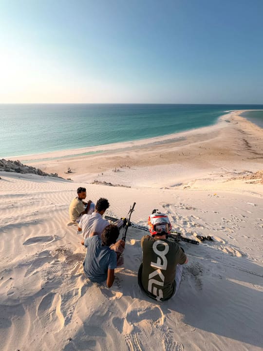 Pirates are up to mischief off the coast of Somalia. So Elias and his team have to watch out!