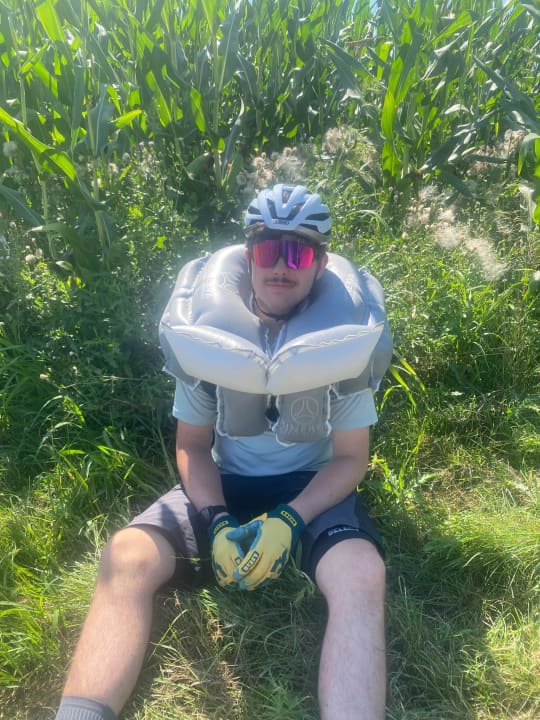 Der Fahrrad-Airbag ist sowohl mit als auch ohne Helm nutzbar.