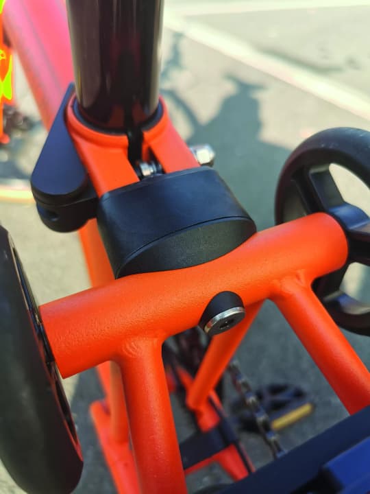 The contact point between the rear triangle and the main frame is the dark rubber bumper, which also increases riding comfort.