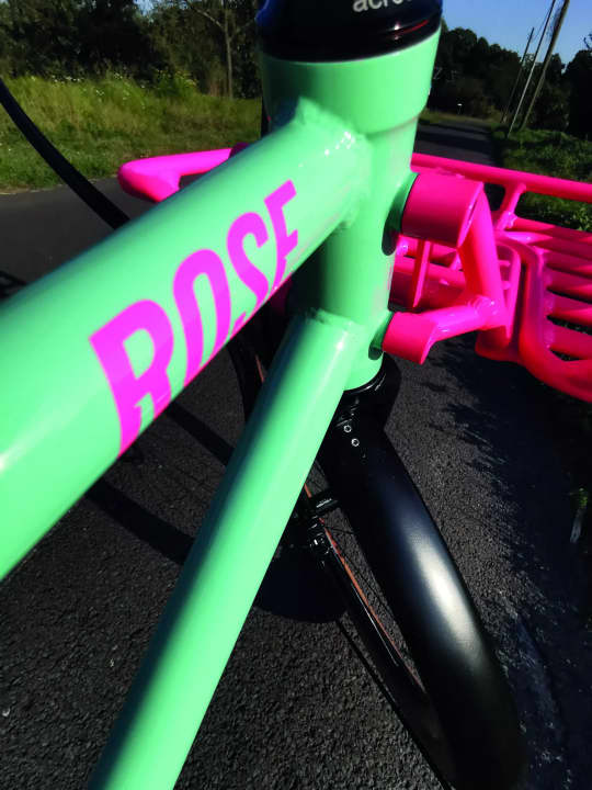 Der Rose-Schriftzug und der große Frontträger im knalligen Pink sorgt für Aufmerksamkeit.