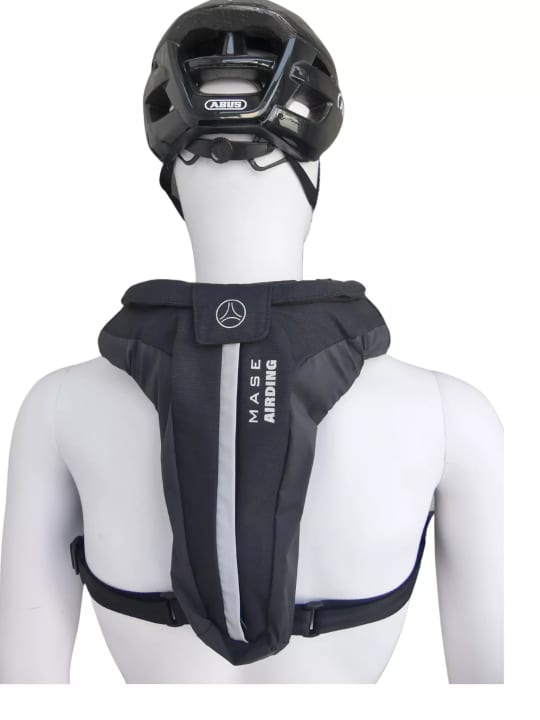 Compact dimensions: The bike airbag sits slim on the shoulder and back.