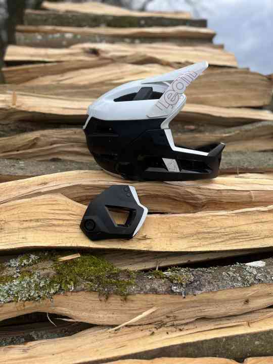 MTB accessories: Leatt Enduro 3.0 helmet