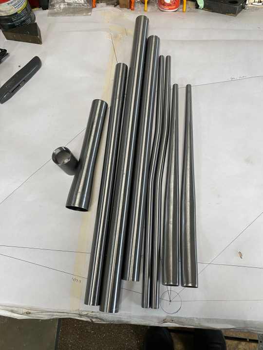 Eight tubes and a sleeve: this will be a frame in just a few days. Before the welding needle can glow, the tubes still have to be cut to shape. Paul used a mix of Columbus and True Temper tubes for the Gravel project.