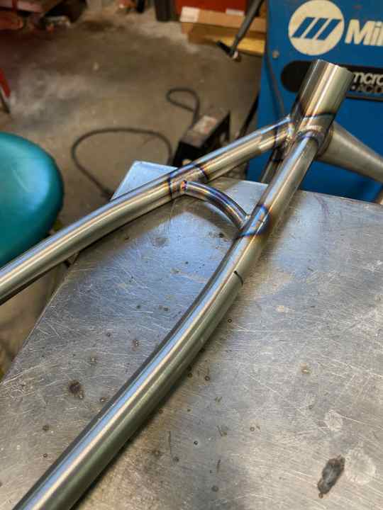 Der Hinterbau mit den keck geschwungenen Sitzstreben. Die Hitze des Schweißens hat das Stahl an den Nähten regenbogenartig verfärbt.