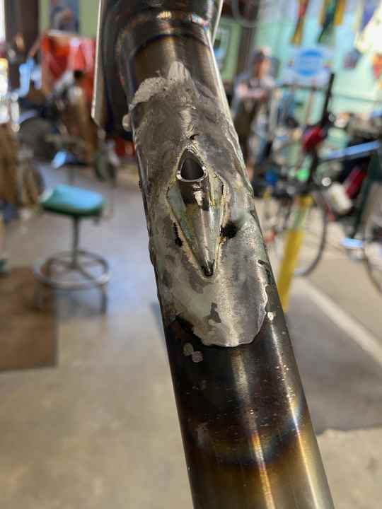 In contrast to the other pipe connections, the cable guide is soldered in. This guarantees a discreet appearance and material-friendly processing.