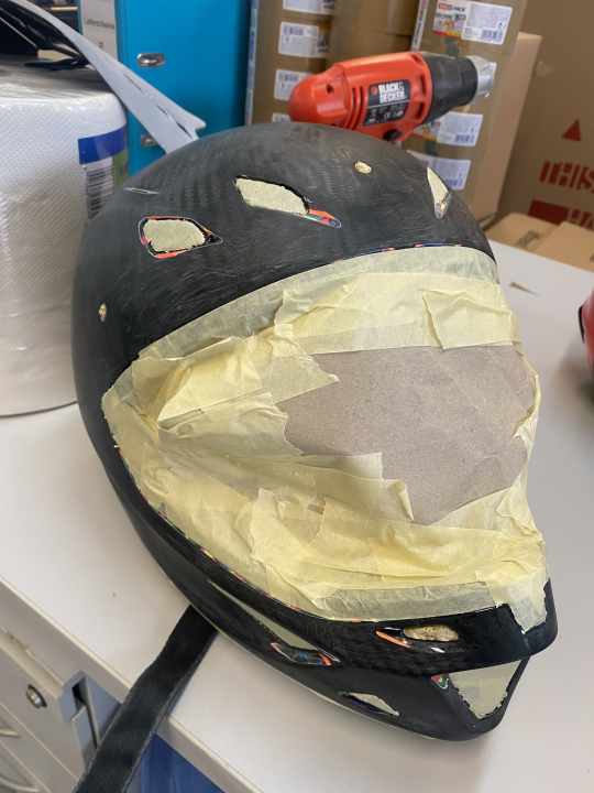 Beim Abschleifen sollte man drauf achten, nicht ins Gewebe zu schleifen. Sonst schädigt man die Struktur. Danach sorgfältig abkleben!