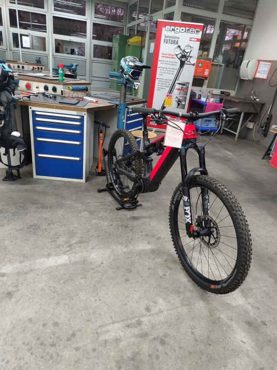 Zweirad-Europacup 2024: Bei der ersten Aufgabe musste an diesem E-MTB das Fahrwerk und die Ergonomie auf Kundenwunsch angepasst werden.