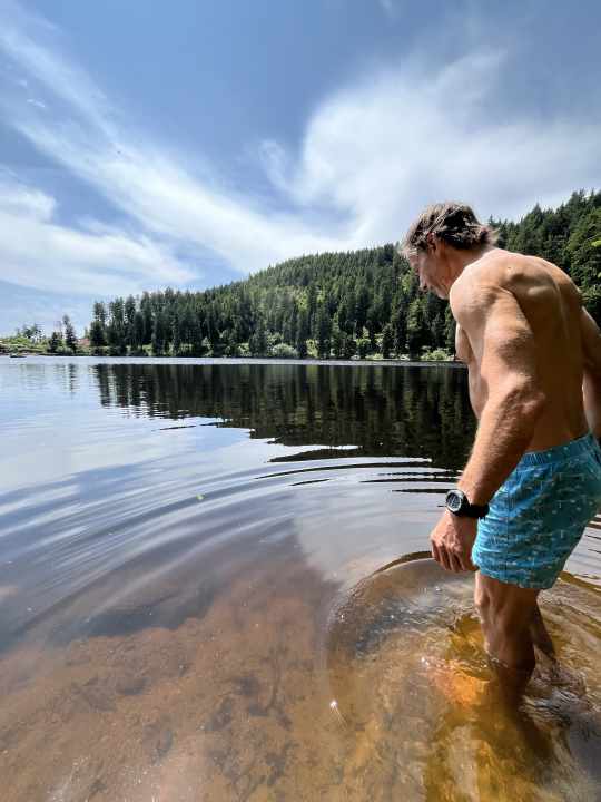 Et entrer dans le Mummelsee. Oublié le maillot de bain, alors en caleçon chic. Impossible d'être nu, il y a des gens partout. La photo est trompeuse.