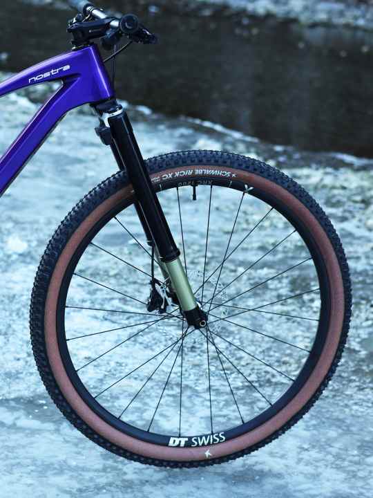 Spezialität des Nostra Crosscountry Dreambuilds: Im Steuerrohr steckt eine Intend Gabel mit elektronisch gesteuerter Rockshox Flight Attendant Kartusche.