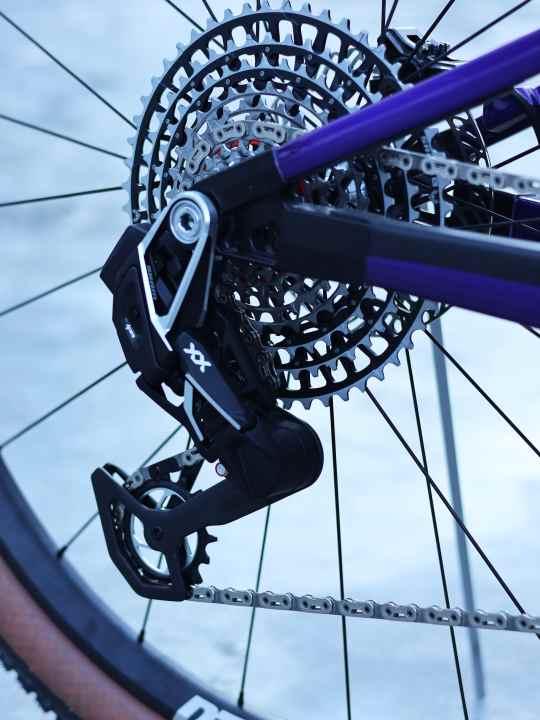 The Nostra cross-country bike goes all out on the Dreambuild for over 14,000 Swiss francs. Only lightweight and expensive components are fitted, such as a Sram XX1 SL AXS Transmission groupset.