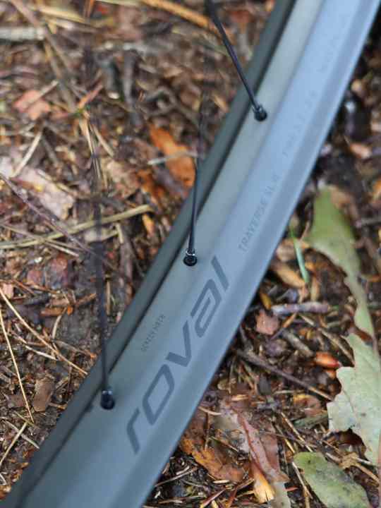 Das asymmetrische Felgenprofil der Roval Traverse SL II Laufräder baut nun deutlich flacher.