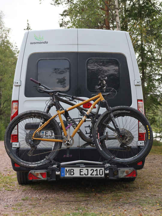 Zwei Mountainbikes lassen sich auf dem Eufab SD260 ohne Platzprobleme unterbringen. Der Überhang bleibt zu allen Seiten klein.