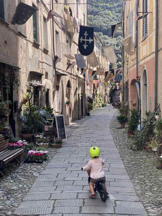 Practice makes perfect: Our little test rider in the alleyways of the cycling mecca Finale Ligure. The pneumatic tyres of the Giant Pre rCarbon ensure a smooth ride even on cobblestones.