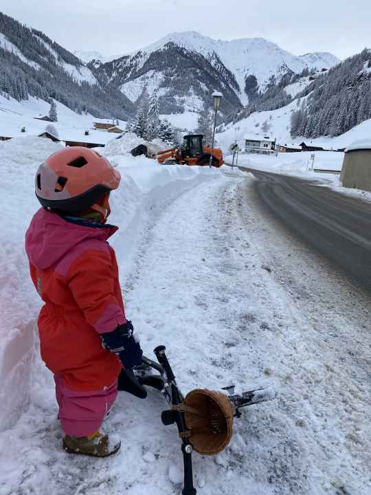 Children are not deterred by winter. With a basket and lights, the Giant Pre rCarbon had to prove itself even in icy temperatures.