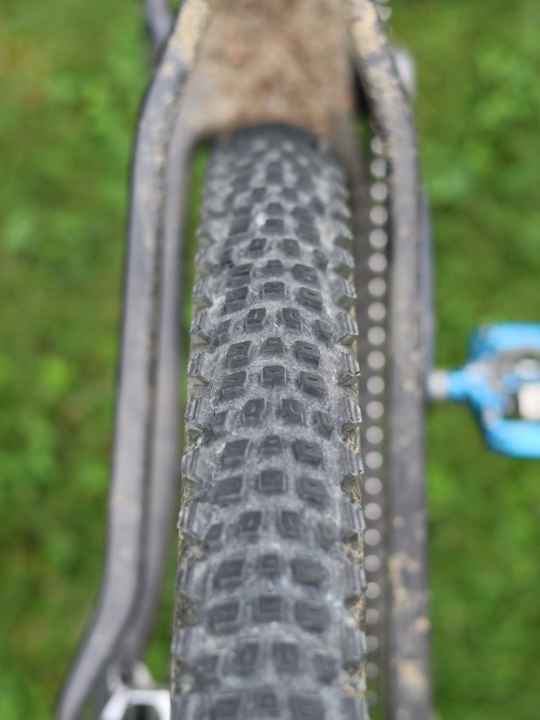 Auch wenn die Produktbeschreibung etwas anderes behauptet: Viel Tiefe ist nicht zu erkennen. Die Lauffläche des Continental Magnotal prägen viele kleine Stollen.