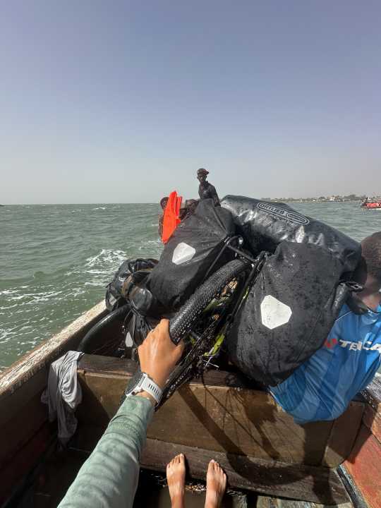 La traversée de la Gambie s'est faite en pirogue.