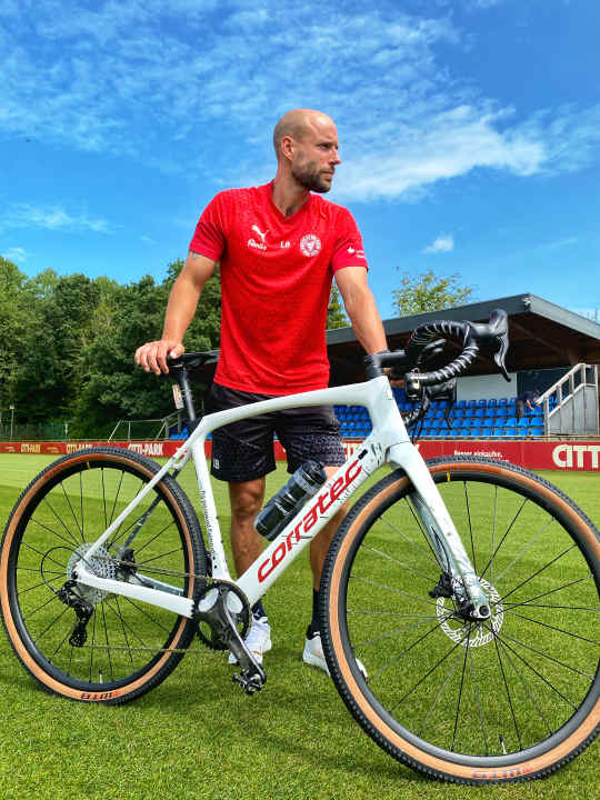 Da freut sich vor allem Lasse Bork, der Athletiktrainer bei Holstein Kiel, weil er jetzt die Spieler abseits des Platzes auf dem Bike scheuchen kann.