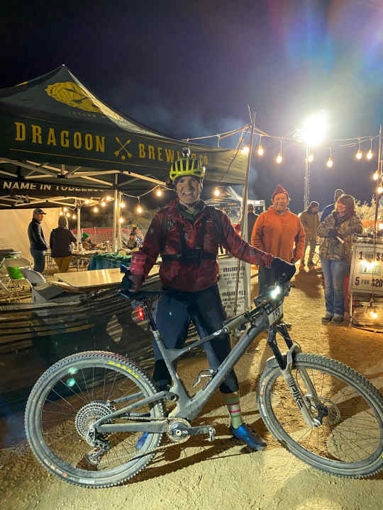 BIKE-Reporter Henri Lesewitz kam mit der SL AX beim 24-h-Rennen in Arizona super zurecht. Um mit dem Akku durch die Nacht zu kommen, konnte er aber nur in den wirklich taffen Passagen voll aufgeblendet fahren. Für den Notfall war noch eine Helmlampe montiert.