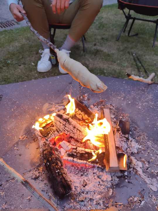 Das schmeckt nach Jugend: Stockbrot auf dem offenen Feuer gebacken.