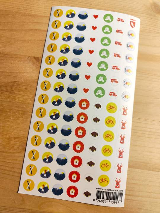 Kleine Aufkleber für die Marmota-Wandkarte: Die Ski-Symbole müssen wir wohl anders nutzen - oder für den Winter.