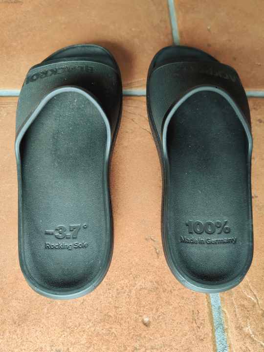 The soles have a 3.7° incline from the forefoot to the heel.