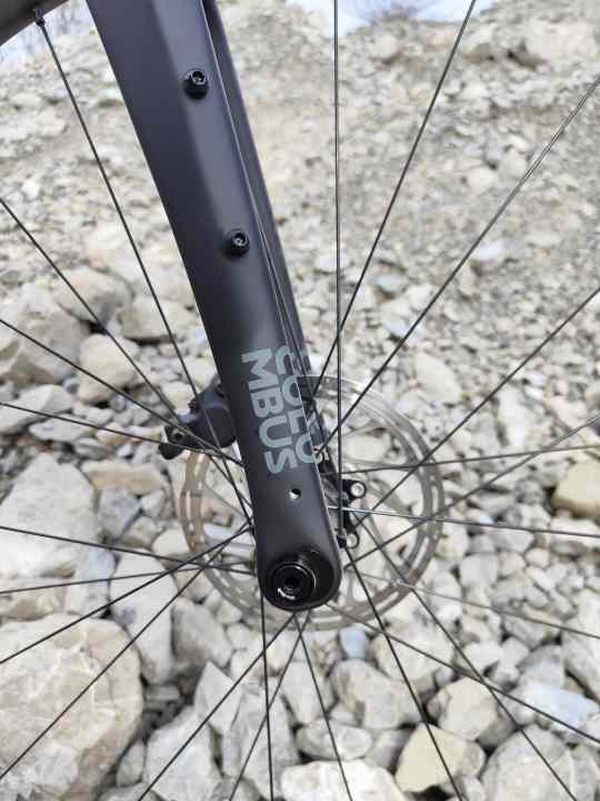 Weiteres Komfortmerkmal ist die Columbus Futura Adventure Carbon-Gabel. Auch sie dämpft Stöße. Zudem hat sie jeweils drei Bohrungen für Taschen.