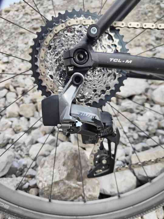 Während Kurbel und Schalthebel aus der Sram Force Reihe kommen, ist das elektronische Schaltwerk ein 12-fach Rival XPLR AXS.