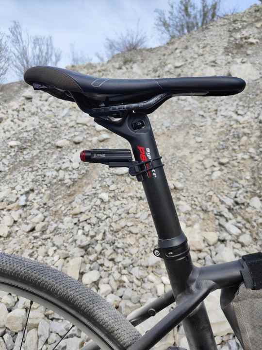 Die Syntace P6 Sattelstütze ist wie eine Blattfeder konstruiert und flext toll. Mit 34,9 mm Durchmesser kommen Rücklichter und Satteltaschen-Riemen aber eventuell an ihre Grenzen.