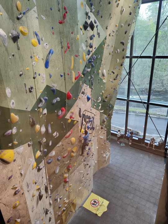 Erst neue Klamotten shoppen, dann einen Kaffee und abends noch Klettern - alles im Norrona House.