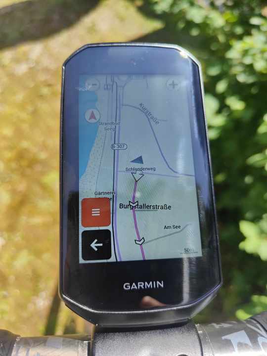 The sun is shining, but the display is easy to read: that's what the new LCD screen on the Garmin bike computer does.