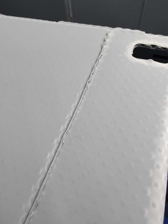 This means that tears in the packaging can simply be resealed. A cardboard box usually has to be thrown away after a tear.