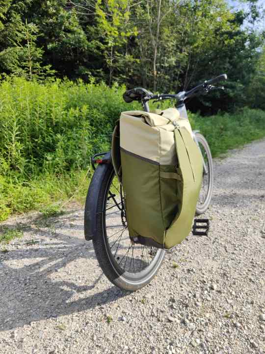 Fits a lot, looks good: Perfect for the journey to work, even if it's over gravel.