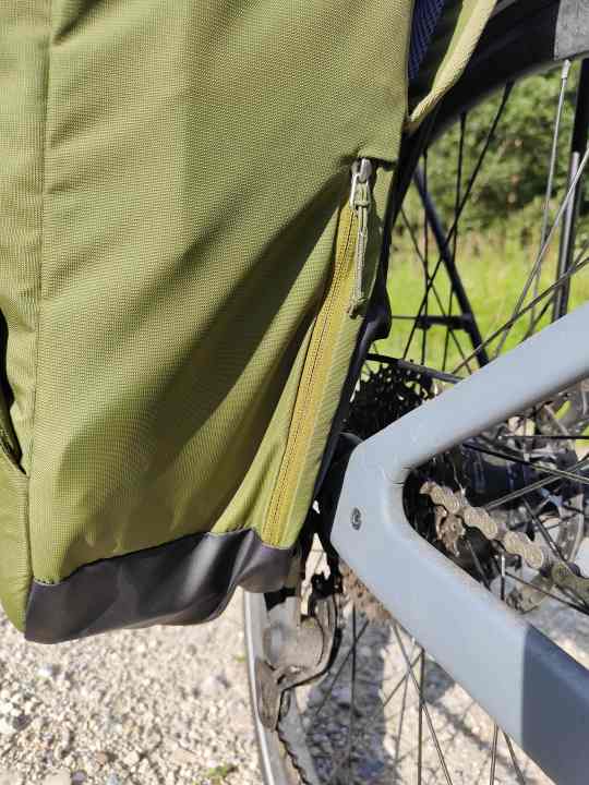 Still quite clean: But the zips get a lot of wear at this position. Better to use the rain cover in wet conditions.
