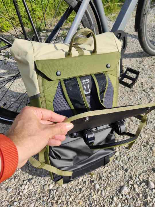 Einfach umklappen und die Halter für den Gepäckträger verschwinden im Rückenteil - zum Vorschein kommen die Schultergurte für den Rucksack-Modus.