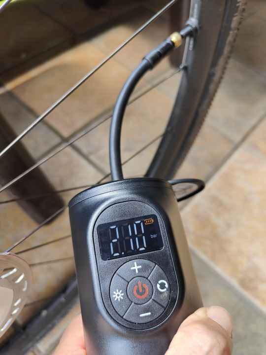 2.10 bar is reached quite quickly with the Osram TYREinflate 2000 electric mini-pump.