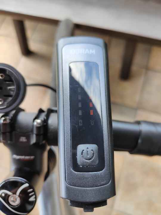 Bei Tag nicht gut abzulesen, aber im Dunkeln: Ladestand und Leuchtmodus.