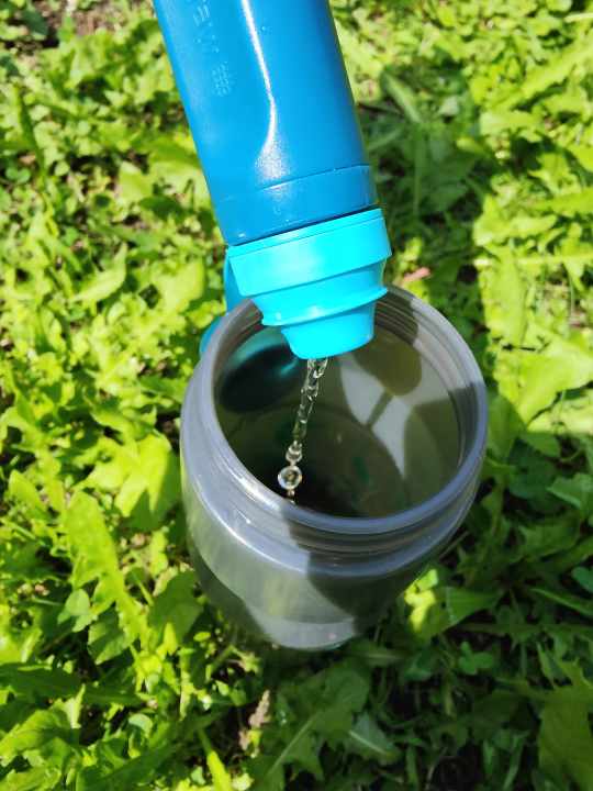 Mit etwas Druck auf die angeschraubte PET-Flasche kommt das Wasser durch das Filtermaterial und zu 99,999 % gereinigt.