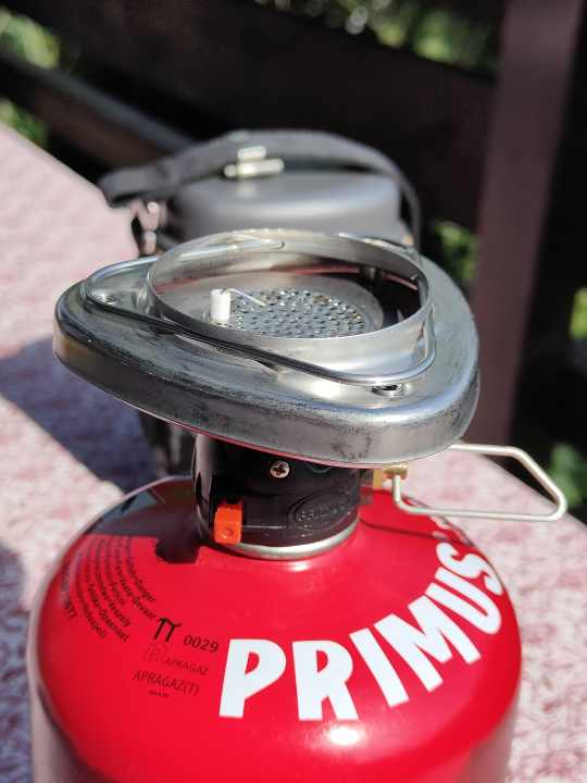 The gas cooker ignites via piezo and can be very finely dosed using the handle on the right.