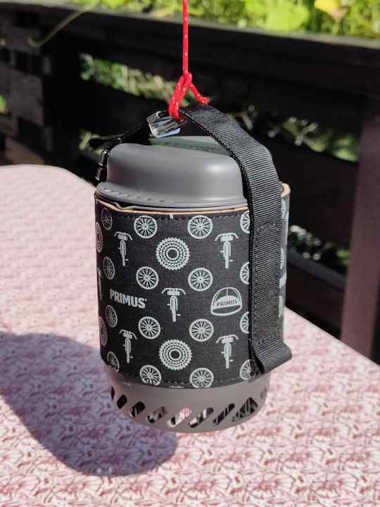 If the floor is uneven or wet, you can hang up the pot and gas cooker.