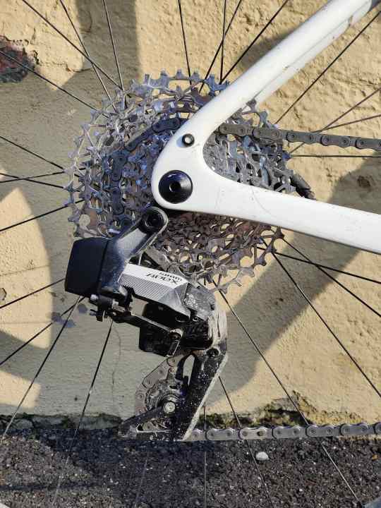 Die elektronische Funk-Gangschaltung Sram Apex AXS ist am Sciu Mace 3 montiert. Die teureren Modelle bekommen wertigere Sram-Schaltungen verbaut.