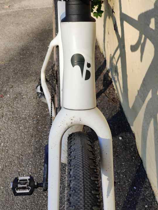 There are no visible cables on the frame of the Sciu Mace; everything is routed internally so that the brake line only emerges from the fork just above the brake.