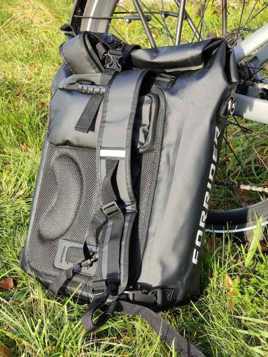 In kürzester Zeit wird aus der Radtasche ein Radrucksack.