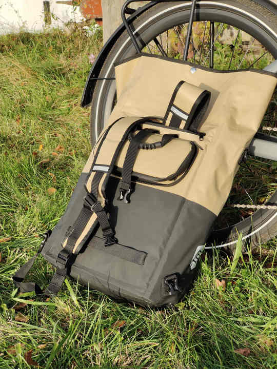 The two-colour version works in exactly the same way. Only this one has no back cushion.