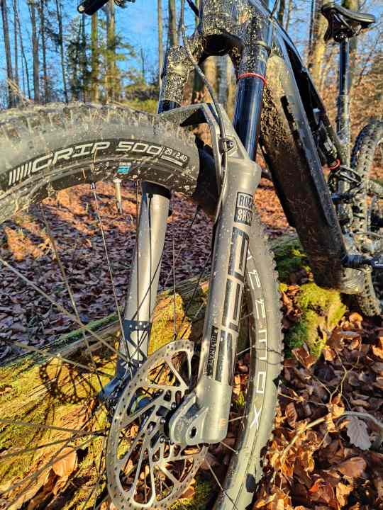 160 mm of suspension travel - enough to iron out many obstacles.