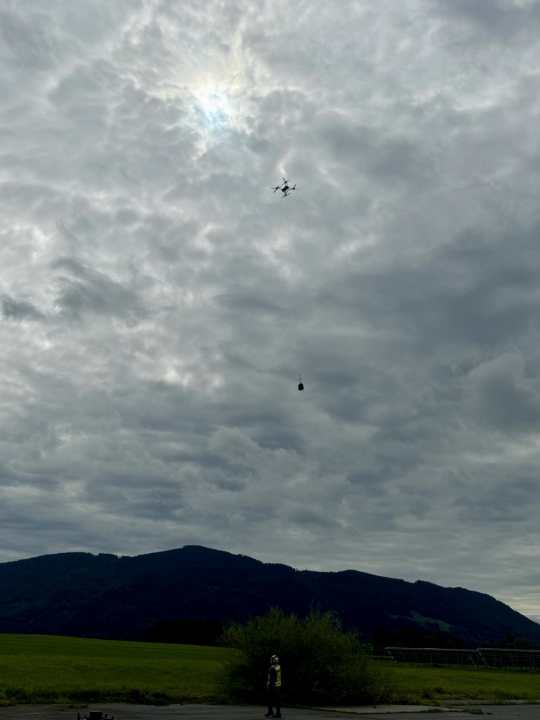 Spannendes Detail: Wenn sich die Last an der Winde zu stark aufschaukelt, verfügt die Drohne über einen Selbsterhaltungstrieb: Die Winde wird dann laut Hersteller so heiß, dass das Seil samt Last abschmilzt.