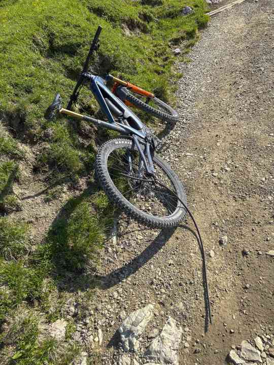 Such beautiful weather and then this: a broken drive belt brings the tour with the Bulls Vuca Avo AM 2 to an abrupt end.