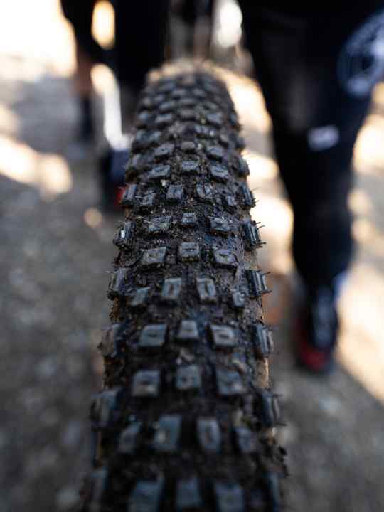 Selbst im Schlamm soll der neue All-Mountain-Reifen Continental Magnotal problemlos funktionieren.