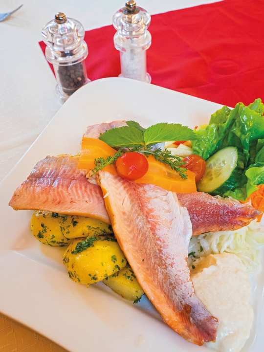 Im Landhotel zur Grünen Kutte in Dermbach-Bernshausen steht regelmäßig frisch geräucherte Rhönforelle auf der Karte.