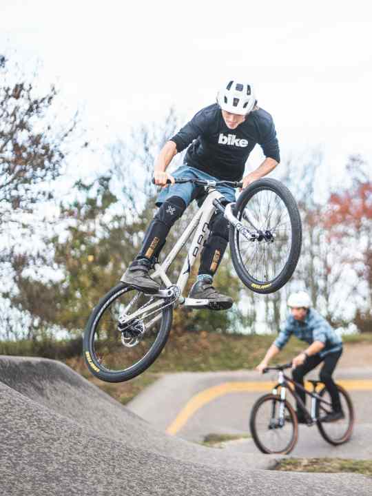 Hier trägt unser Tester noch die klassischen Fuse Protektoren. Delta und Alpha Pro sind die Weiterentwicklungen der Evergreens.