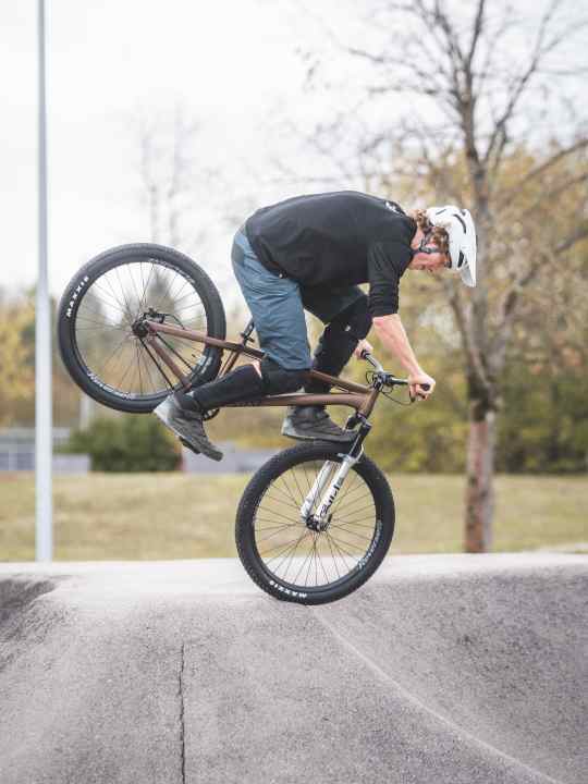 BIKE-Testredakteur Jan Timmermann beim Footjam. Helm und Protektoren sind Pflicht!